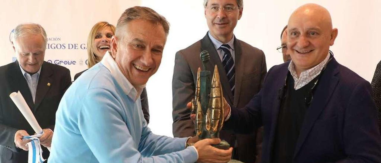 Los propietarios de Atrio Toño Pérez y José Polo reciben el premio de gastronomía Lola Torres. // Xoán Álvarez