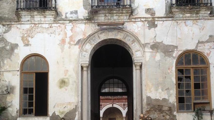 El edificio del antiguo colegio se encuentra, según el colectivo, en mal estado y con numerosos desperfectos.