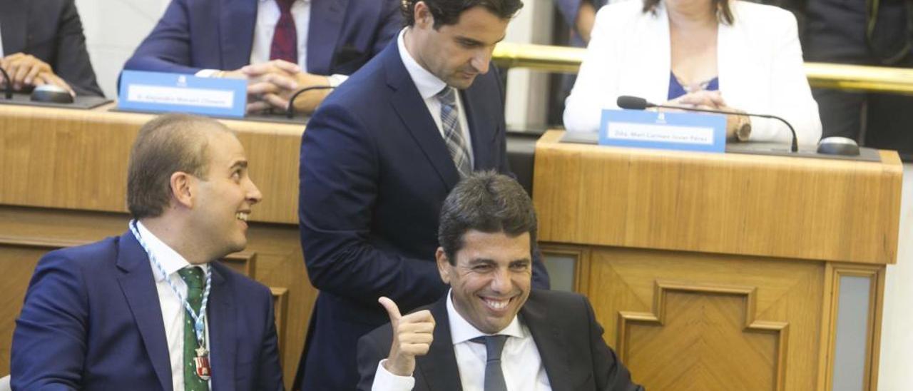 Carlos Mazón, ayer en el pleno, junto a Adrián Ballester, que será su hombre de confianza, y Eduardo Dolón.