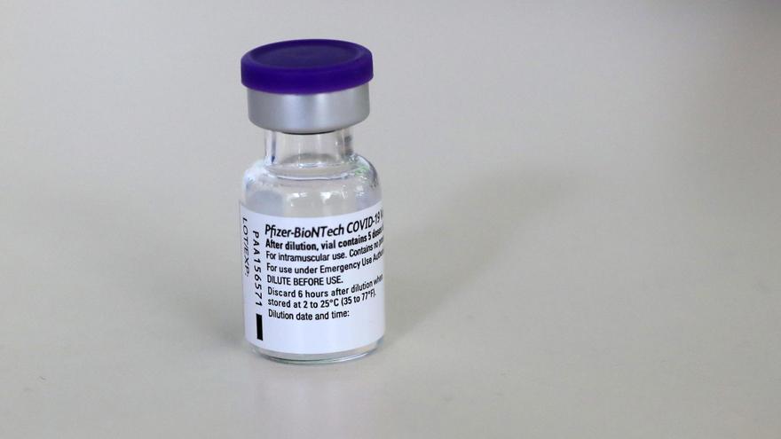 Un estudio preliminar de Pfizer apunta que la tercera dosis podría neutralizar la variante ómicron