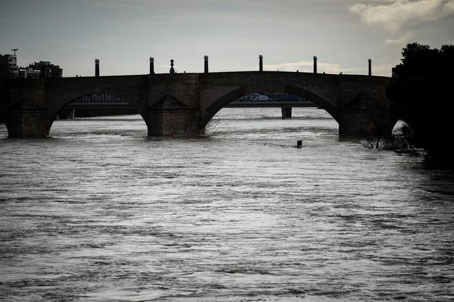 En imágenes I La crecida del Ebro continúa este martes en Zaragoza