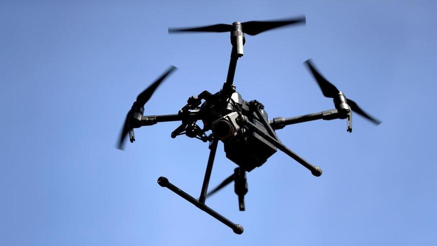 Ocho drones vigilan las carreteras.