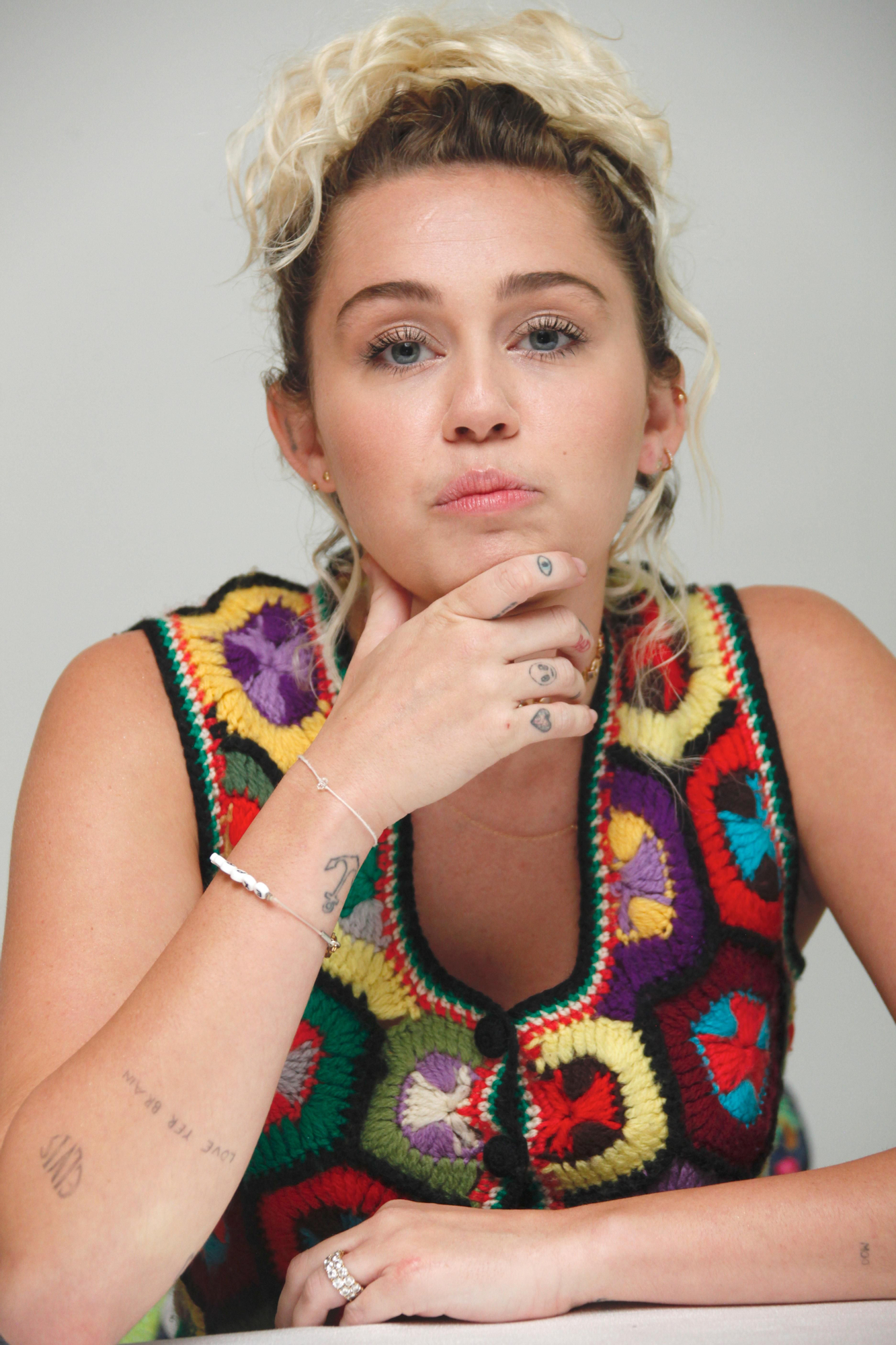 Miley cyrus presenta 'Crisis in Six Scenes'