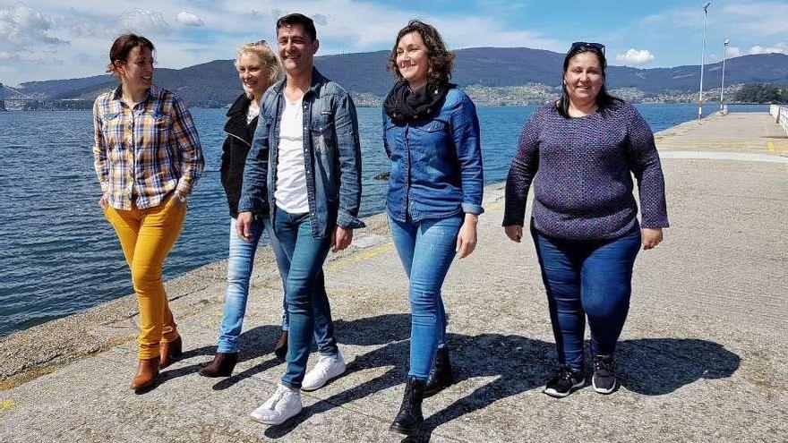 Los impulsores de la iniciativa de turismo marinero, Rosario Alonso, Dolores Míguez, Severino Casal, Nuria Novelle y Encarnacion López, en el puerto de Cesantes.  // FdV