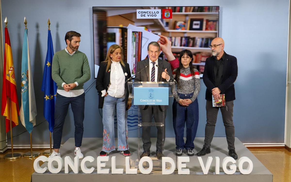 Caballero, tras el atril, con Gómez (i.), Silva a su derecha, Silvia Penas a su izq. y Francisco Castro.