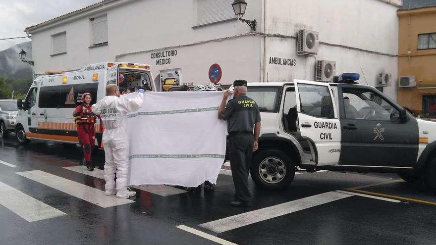 Efectivos de Seguridad y Emergencias, durante el traslado de los cadáveres.