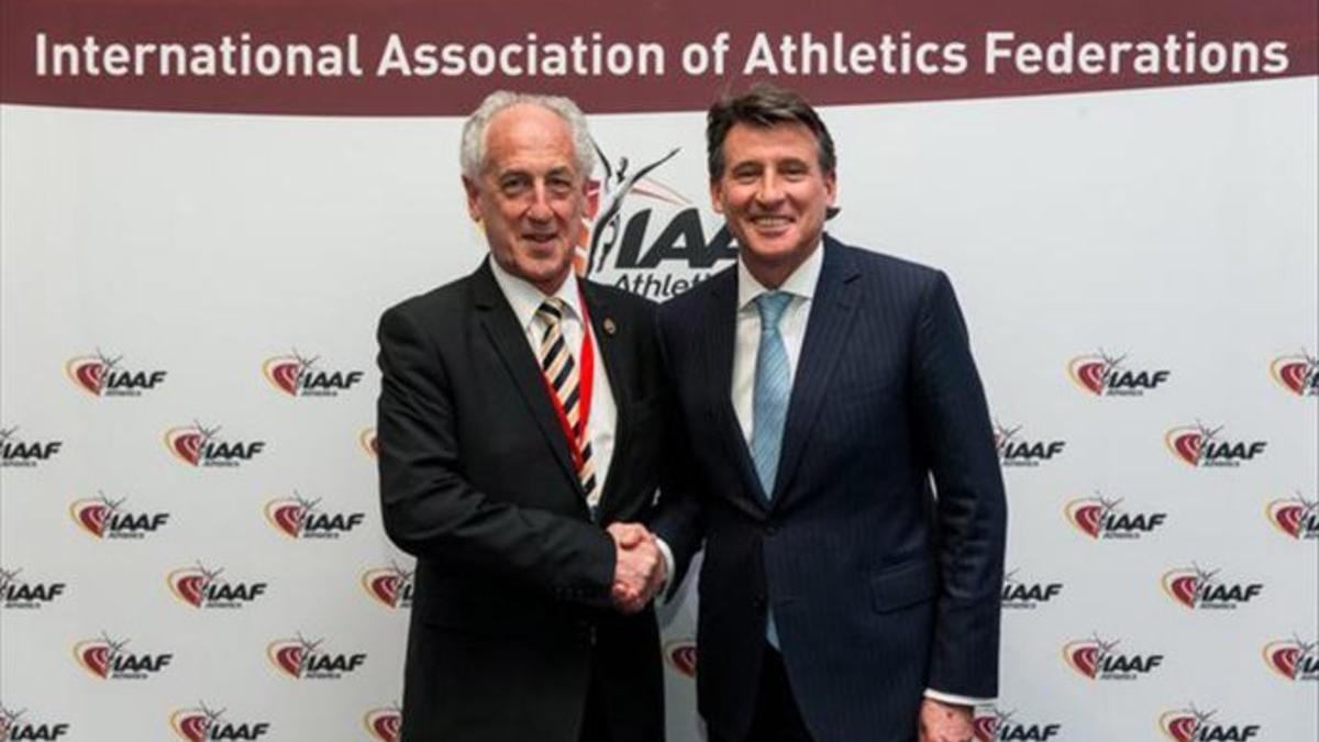 Paco Borao, presidente de la Asociación Correcaminos, junto a Sebastian Coe, presidente de la IAAF