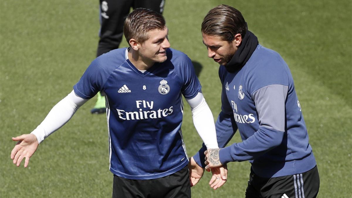 Toni Kroos y Sergio Ramos durante un entrenamiento del Real Madrid