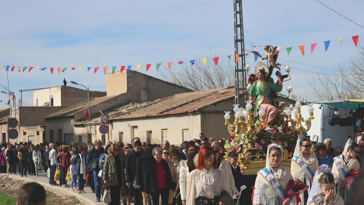 Un momento de la romería, que altena campos de la huerta tradicional y viviendas de planta baja tradiconales del casco urbano de Catral