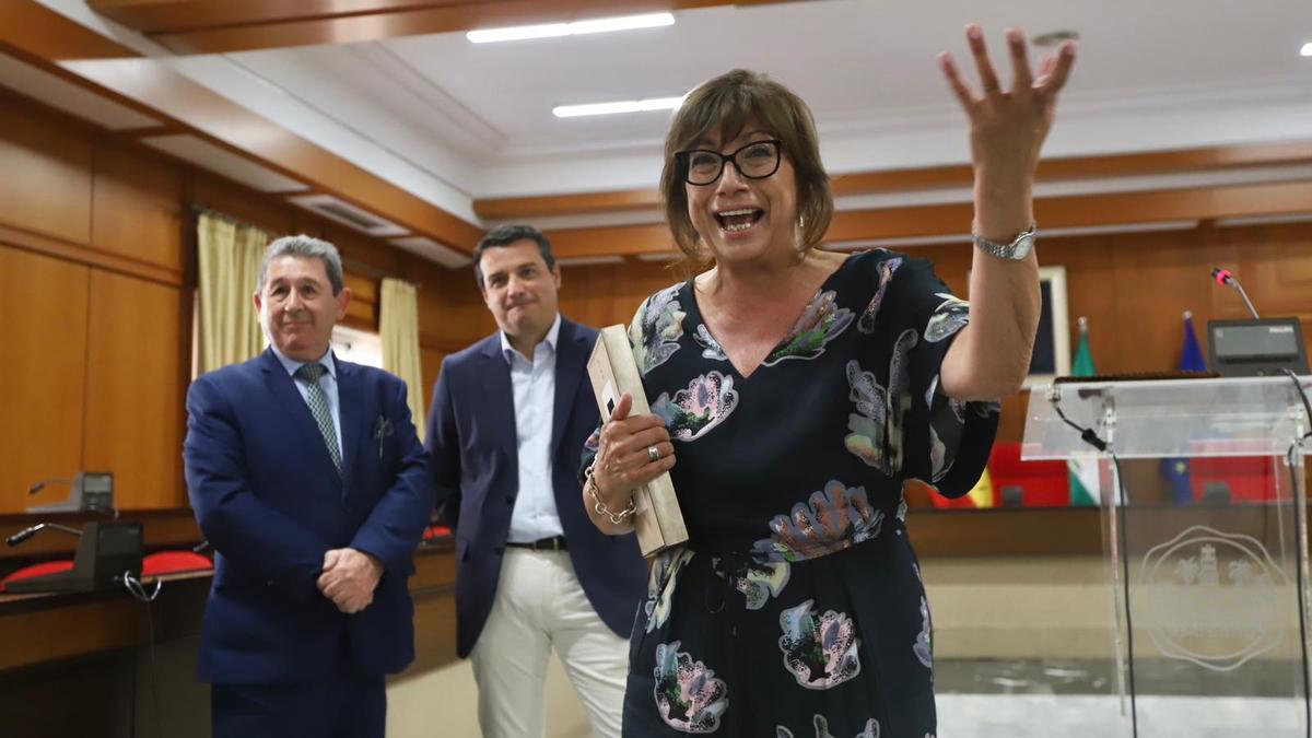 Mereces Mayo, en presencia de Miguel Aguilar y José María Bellido, en el salón de plenos.