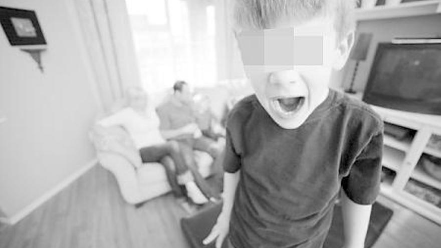 Un niño grita en el salón de su casa.