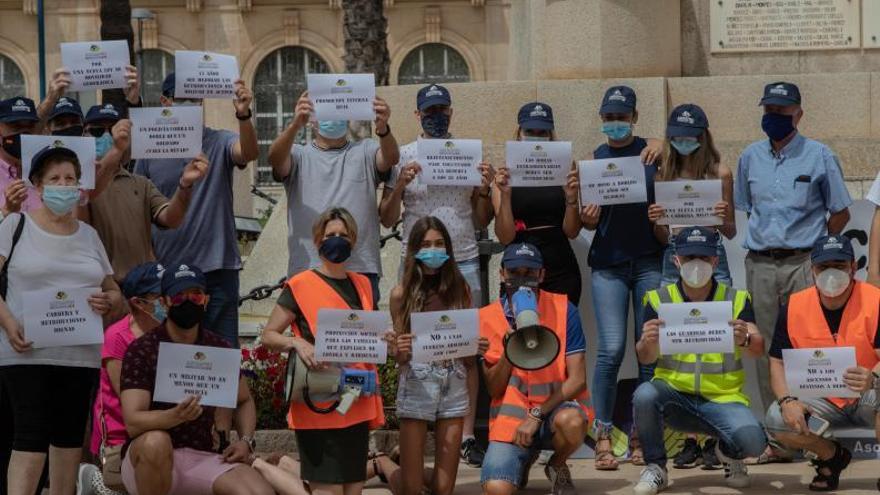 Manifestantes de ASFASPRO de las Fuerzas Armadas ayer en la plaza Héroes de Cavite.