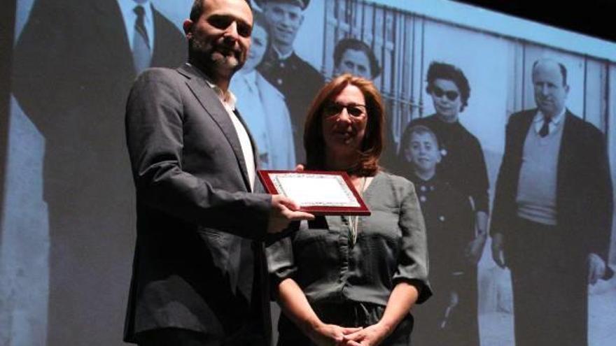 Javier Llorens recibe el premio de manos de la alcaldesa.