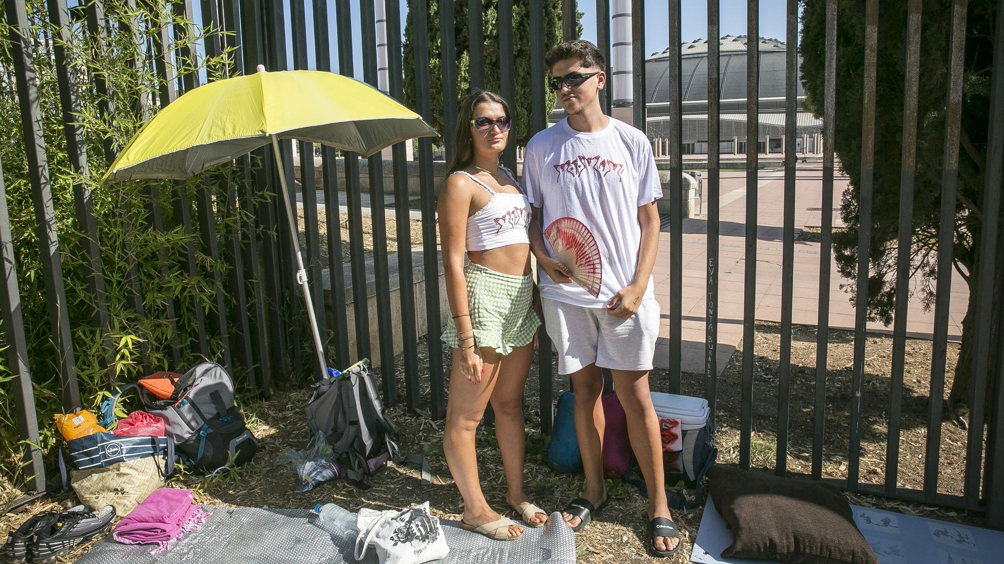 Candela y Víctor, los primeros fans en acampar frente al Palau Sant Jordi para el concierto de Rosalía.