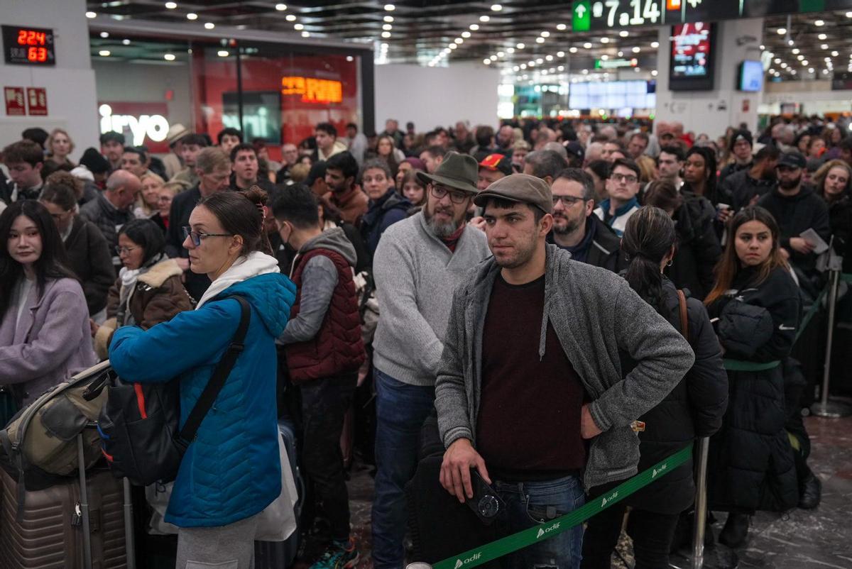 Caos y aglomeraciones en la estación de Sants
