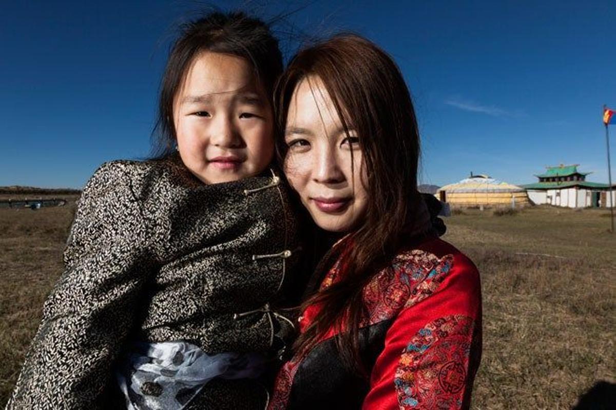 Joven y niña en Mongolia.