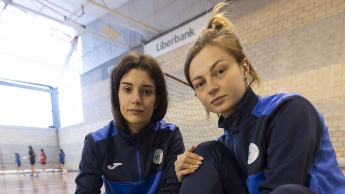 Alexandra Skibina (a la izquierda) y María Vaskovets, esti día, nel polideportivu de Villaviciosa col chándal del Rodiles Fútbol Sala. | Miki López