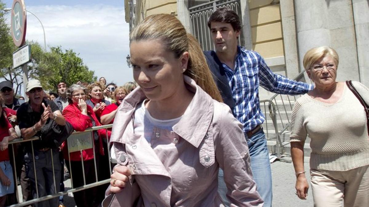 María José Campanario, su madre, Remedios Torres, y el torero Jesús Janeiro, salen de la Audiencia Provincial de Cádiz, el pasado 11 de mayo.