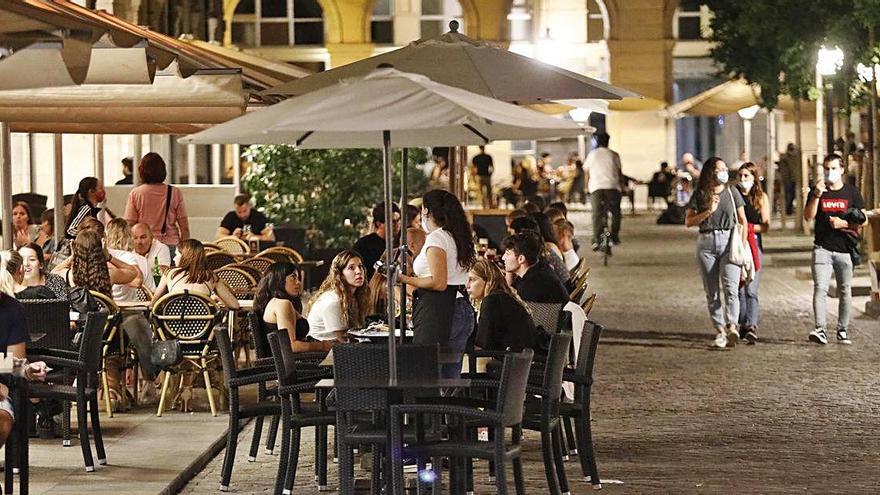 Terrasses plenes a Girona, abans del començament del curs escolar