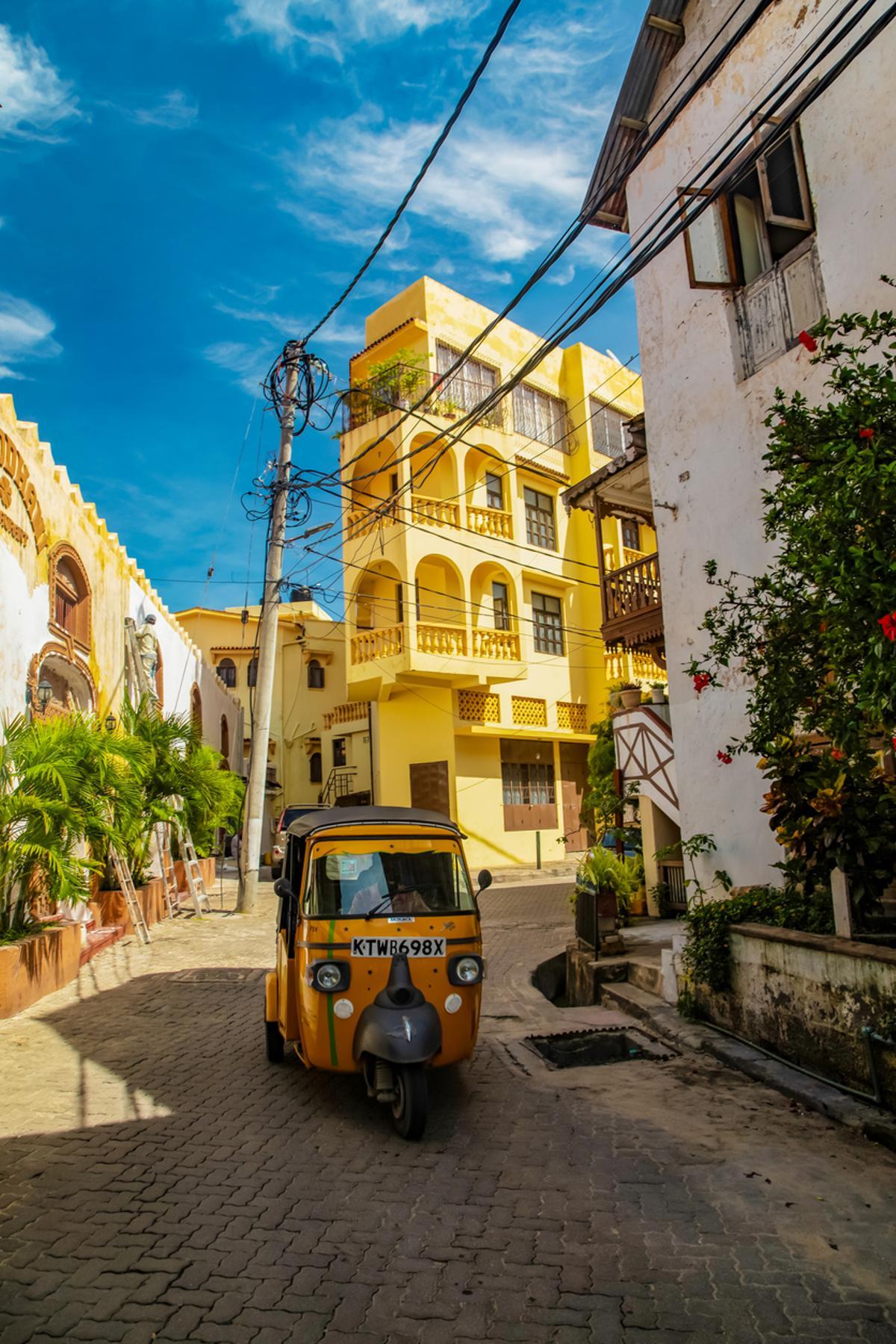 Tuk-tuk por Mombasa, Kenia.