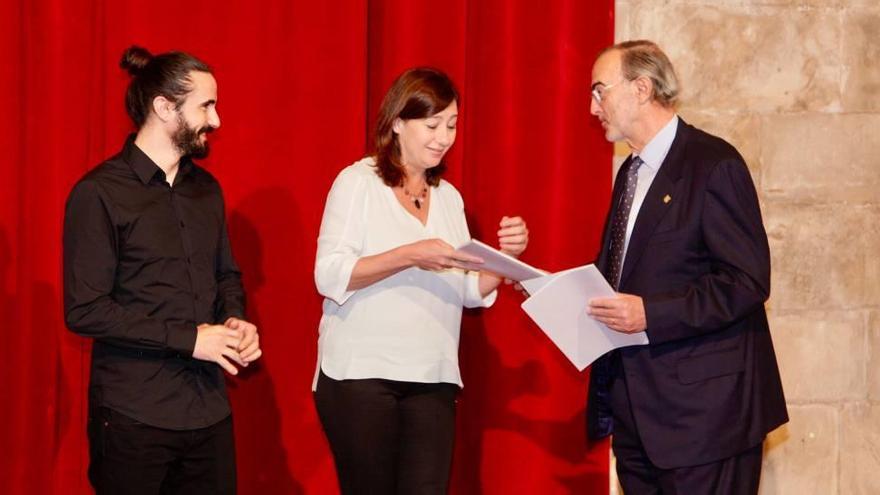 Diéguez entrega la memoria del Consultiu a Armengol ante Picornell, presidente del Parlament. caib