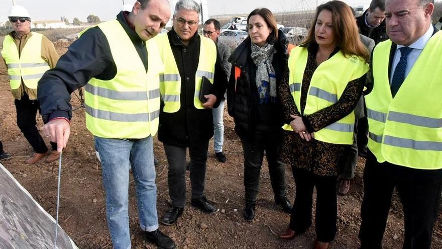 La consejera de Agricultura, Ganadería, Pesca y Desarrollo Sostenible, Carmen Crespo, visita las obras de restauración que se están llevando a cabo por la DANA de septiembre.