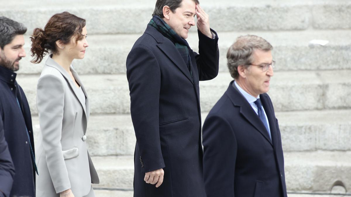 Los presidentes aiutonomicos de Andalucia, Madrid y Castilla y Leoón junto al presidente del PP Alberto Nuñez Feijoo, en los actos del Día de la Constitución.