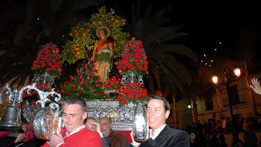 Fervor. Los homónimos del santo le llevan a hombros mientras los devotos le tiran peladillas.