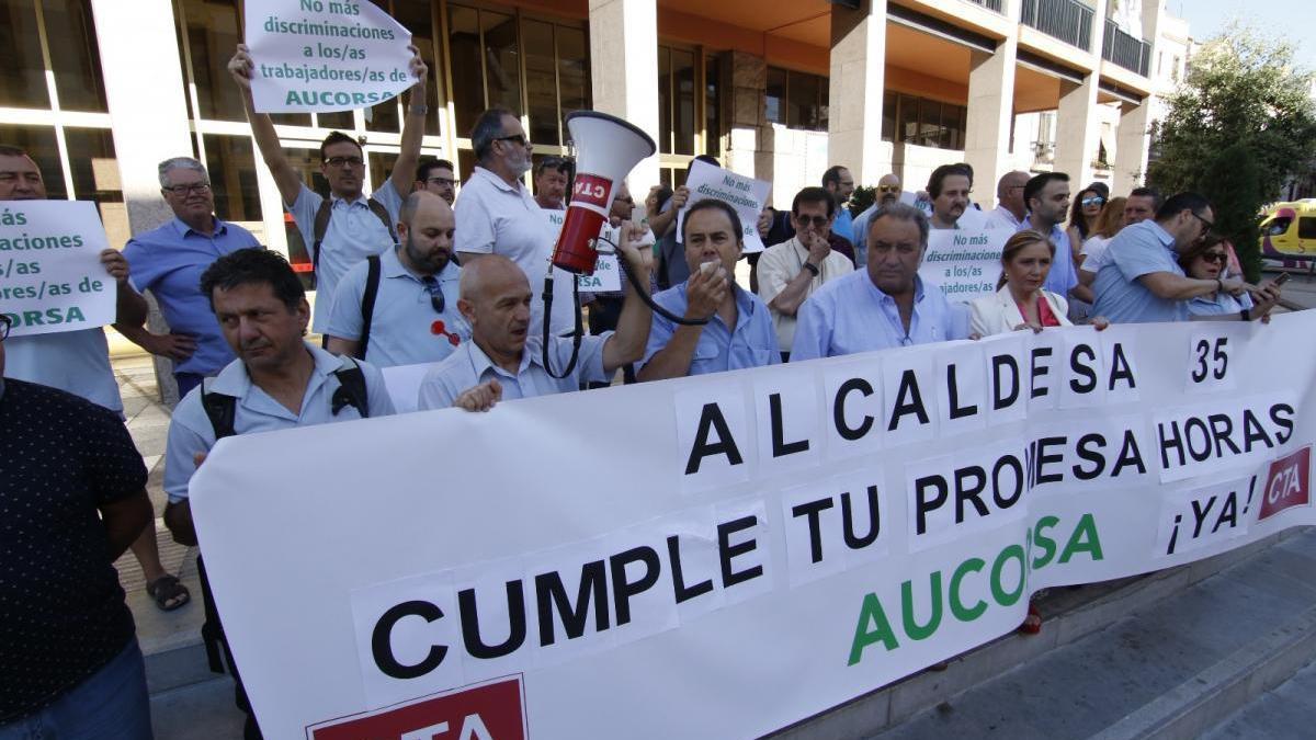 Trabajadores de Aucorsa se concentran para exigir la aplicación de las 35 horas semanales