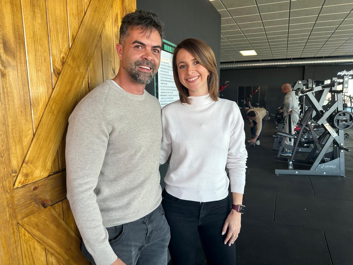 La pareja, que ahora reside en Luarca, en las instalaciones deportivas.