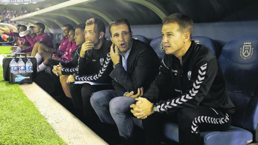 Rubén Baraja, antes del partido de ayer junto a sus ayudantes.