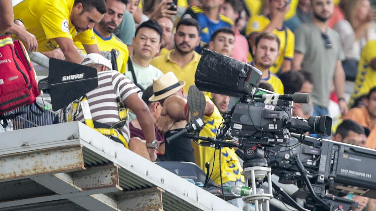 Momento en el que se desvaneció el aficionado cadista durante el Cádiz vs. FC Barcelona