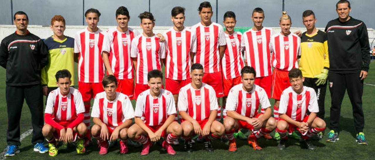 Los equipos cadetes de Las Coloradas y Virgen del Pilar antes de su partido en el campo Jorge Pulido.