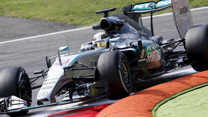 Lewis Hamilton, a bordo de su Mercedes.