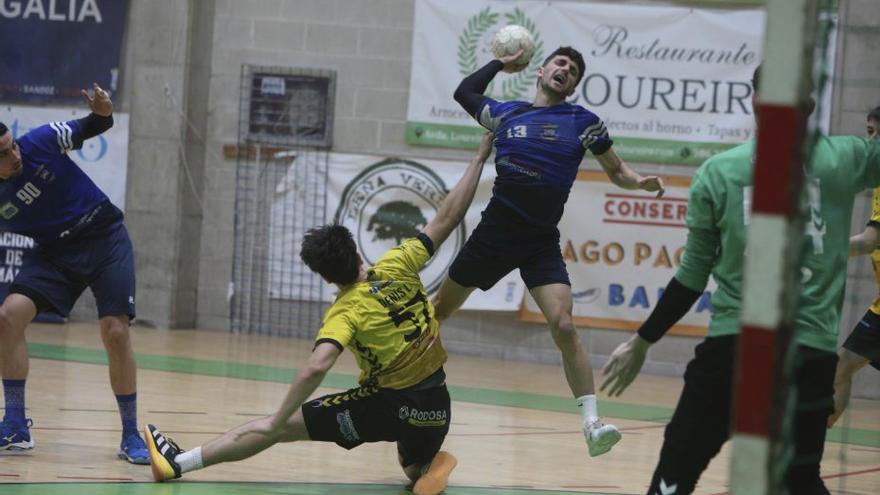 El Bueu Atlético mantiene el pulso por la cuarta plaza