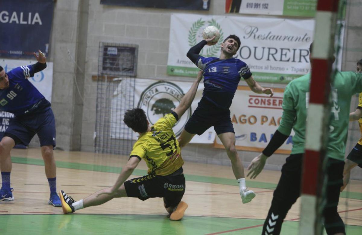 Brais lanza a puerta en una acción del duelo ante el Ribeiro.