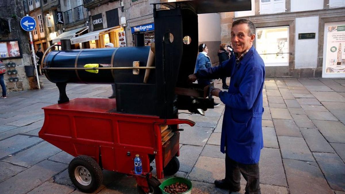 Manolo Prieto junto a su carro de castañas