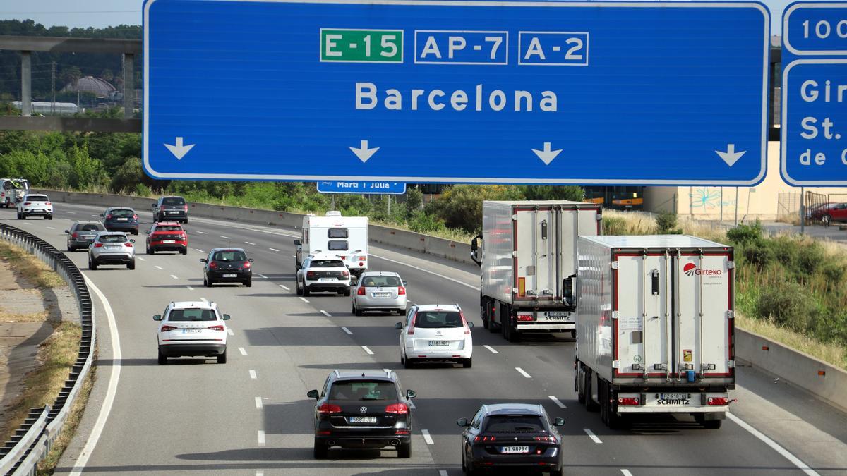 Trànsit dens de vehicles a l&#039;AP-7al seu pas per Salt