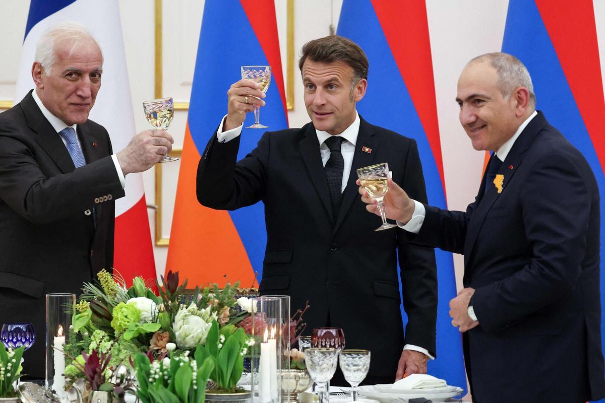 El presidente de Armenia, Vahagn Khachaturyan; el presidente de Francia, Emmanuel Macron; y el primer ministro armenio, Nikol Pashinyan, durante una cena en el palacio presidencial en Yerevan.