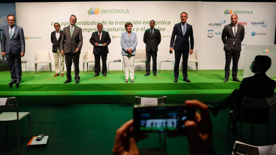 La CEO de Iberdrola España, Ángeles Santamaria, con los representantes de las empresas asturianas adjudicatarias.