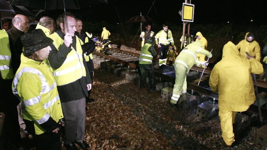 Pastor, con gorro y bajo una intensa lluvia, durante su visita esta madrugada a las obras del Corredor