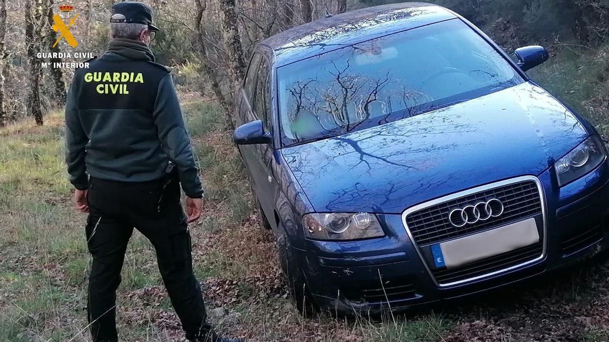 Vehículo abandonado en un descampado