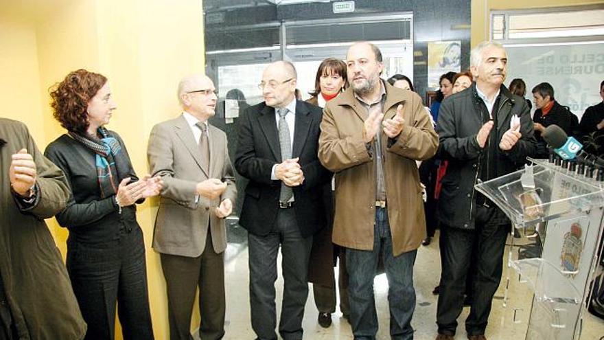 Alcalde y teniente de alcalde, en el centro y el director territorial de Caixa Galicia.