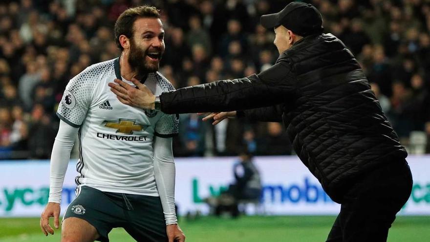 Mata sale en el segundo tiempo y encarrila la victoria del Manchester United