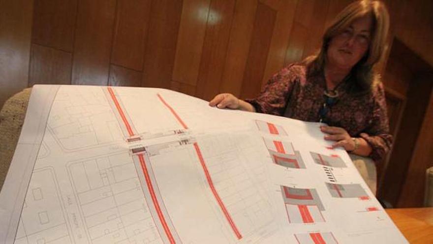 La concejal Pilar Fernández muestra los planos del proyecto del Mercado Central.