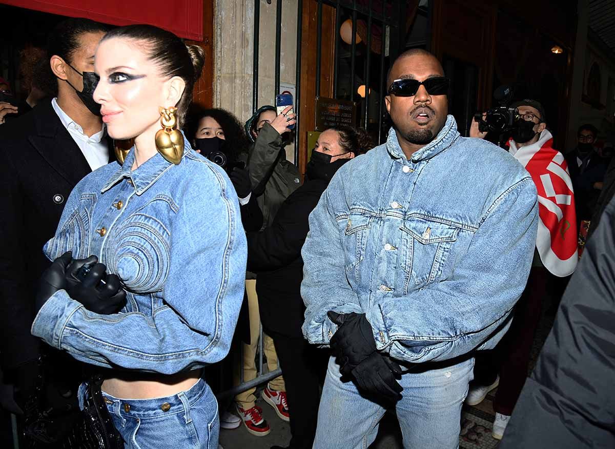 Julia Fox y Kanye West llegan a la Paris Fashion Week con looks &#039;denim&#039;