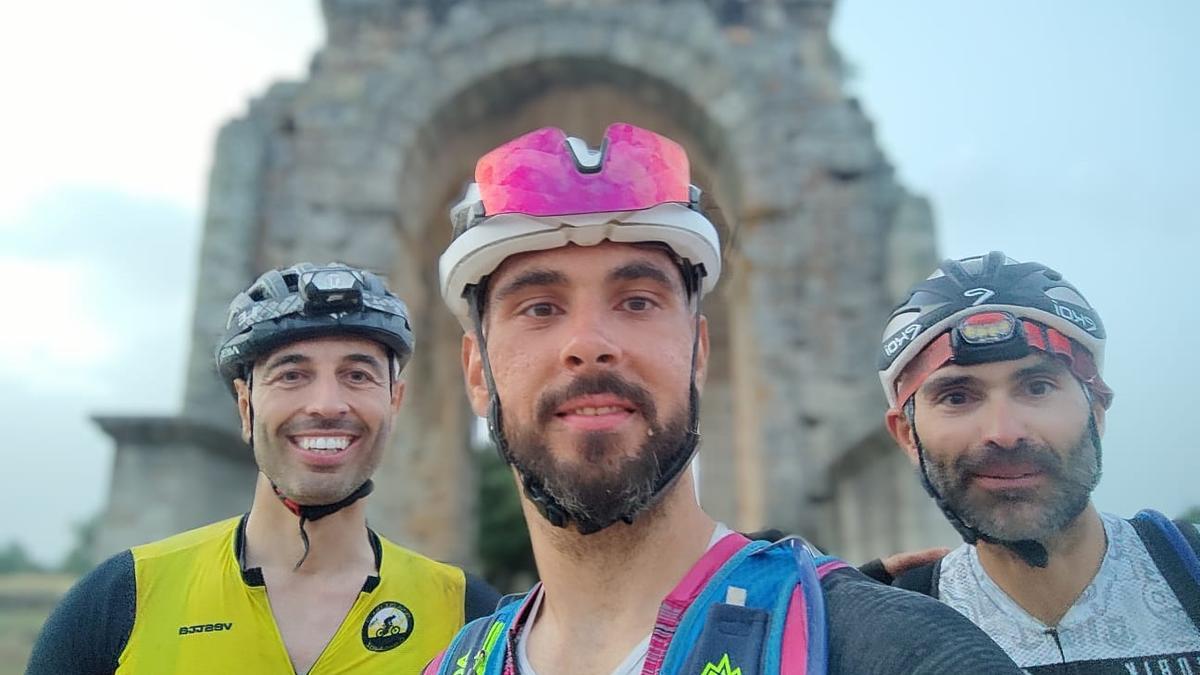 Los ciclistas inmortalizaron su paso por Cáparra
