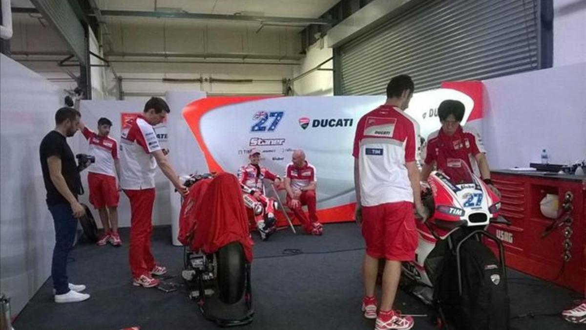 Stoner, en el box de Ducati en Catar