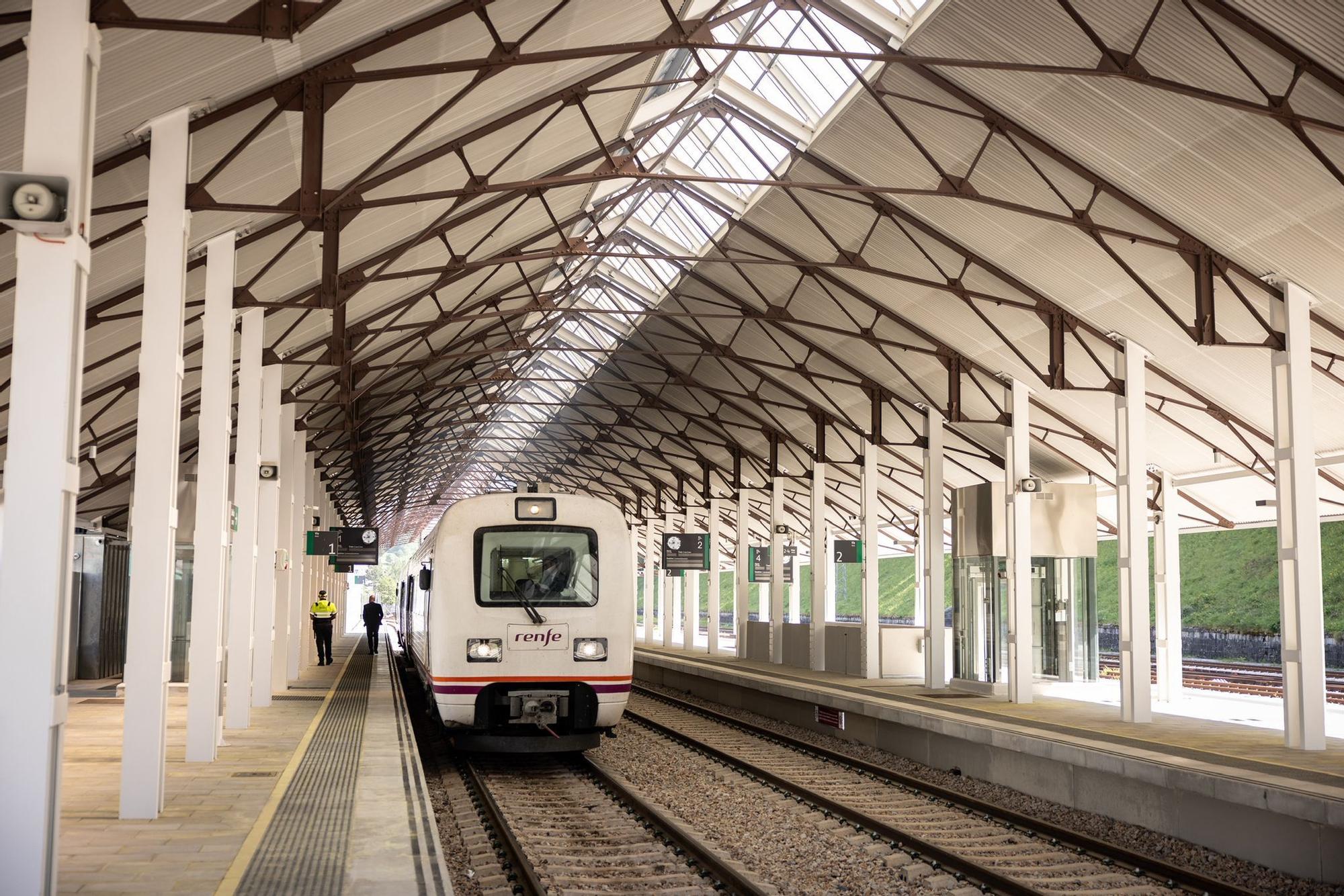 En imágenes | Así ha sido el viaje inaugural del Canfranero en su vuelta a la actividad tras las obras de remodelación de la línea