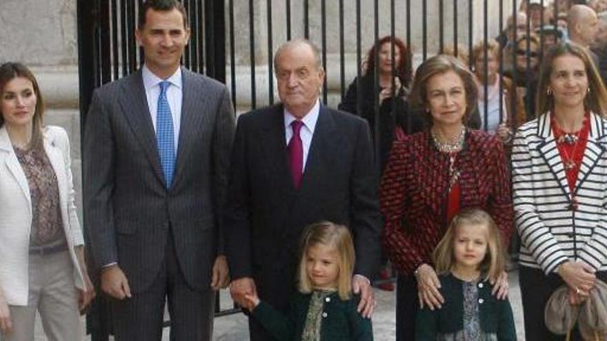 Los Reyes, los Príncipes de Asturias y sus hijas, Sofía y Leonor, y la Infanta Elena, ayer, en Palma de Mallorca.